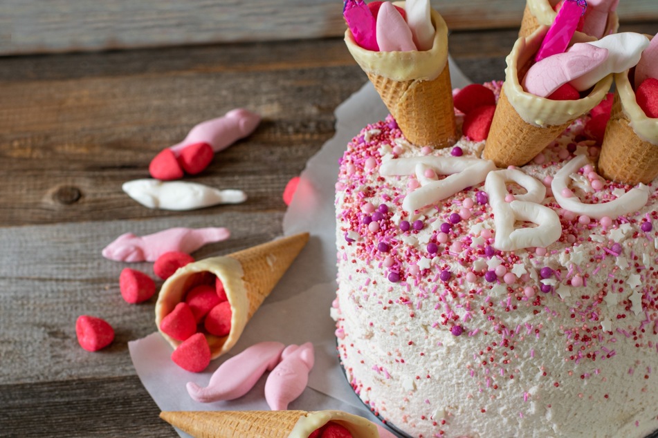 Ein leckerer Kuchen zur Einschulung schmückt die Kaffeetafel.