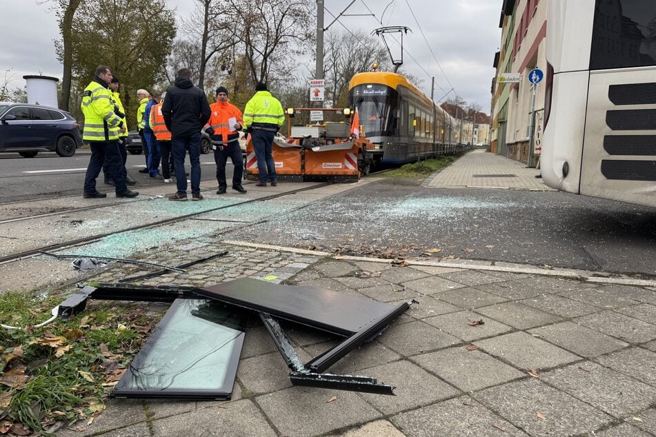 Eine mit einem Schneepflug ausgestattete Tram krachte in einen Linienbus.