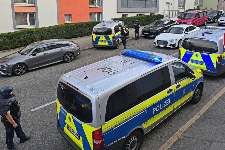 Knallgeräusche in Stuttgart: 37-Jähriger schießt aus seiner Wohnung - Polizei rückt an
