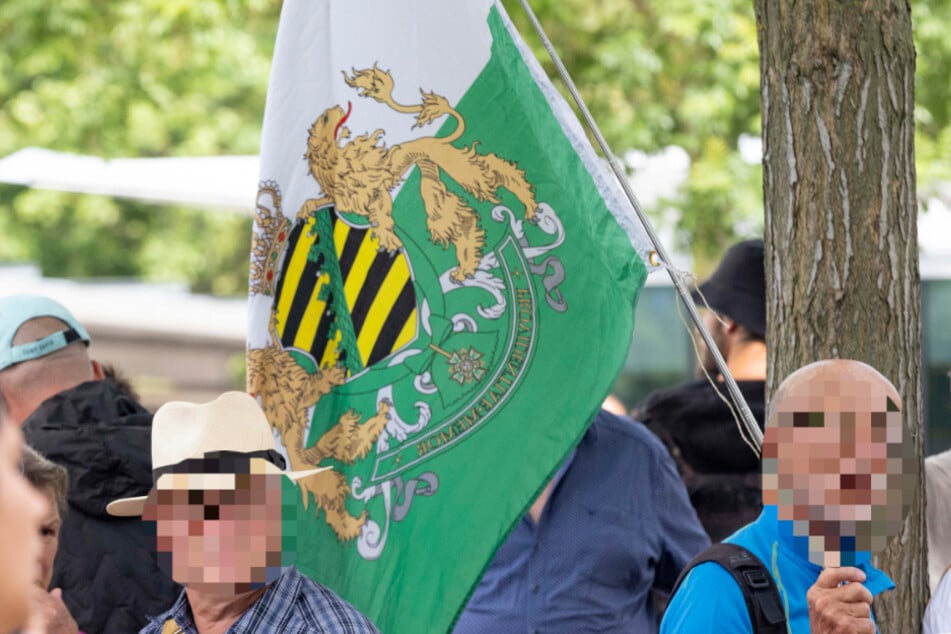 Partei-Fahnen, wie etwa die der "Freien Sachsen" sind auf der Demo in Plauen nicht erwünscht.