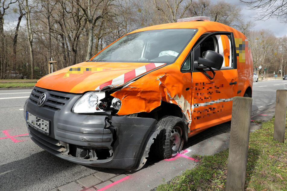 Nach einer kurzen Flucht stieg der junge Mann in diesen VW Caddy ein und verursachte damit fünf weitere Unfälle.