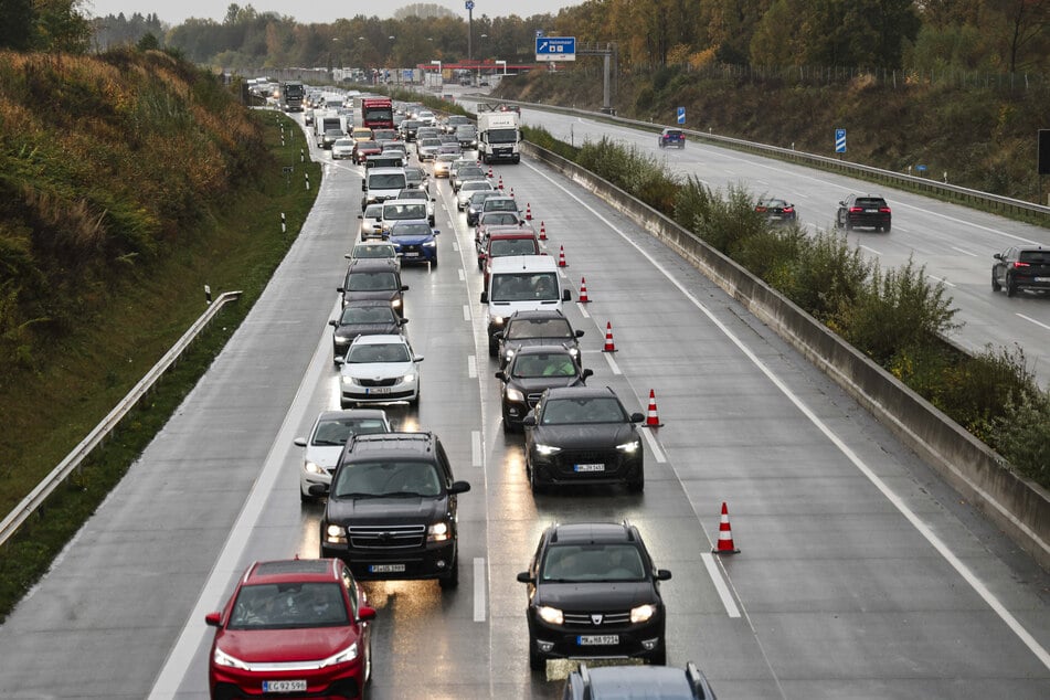 Auf der A7 kam es nach einem schweren Unfall zu kilometerlangem Stau. (Symbolbild)