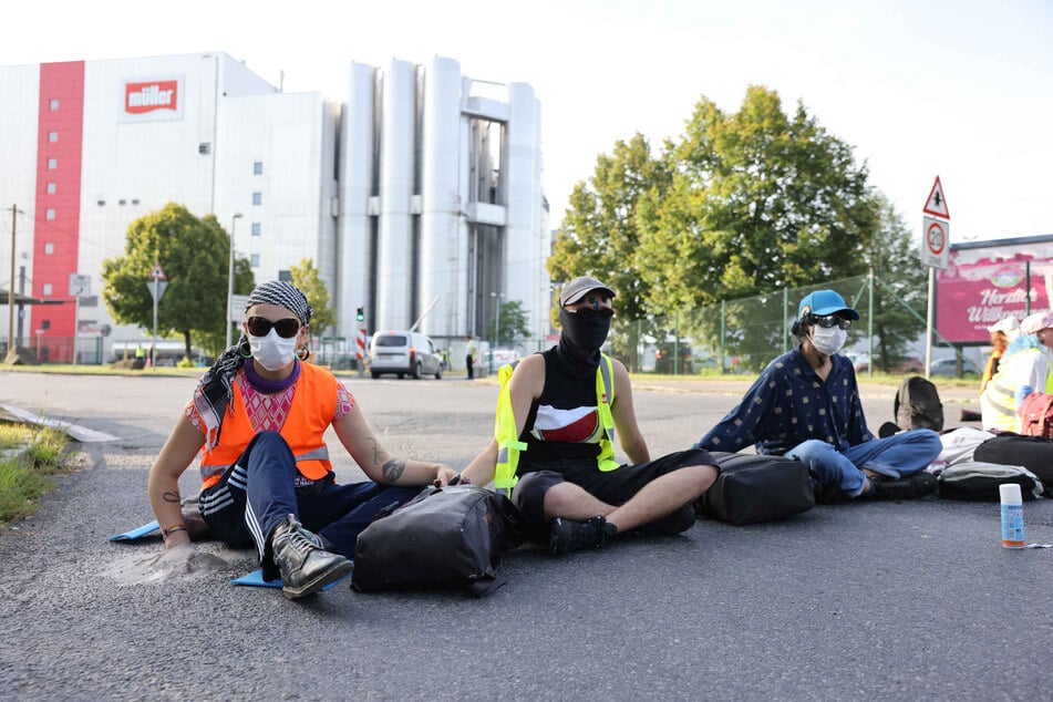 Einige Demonstranten klebten sich auf der Straße fest.