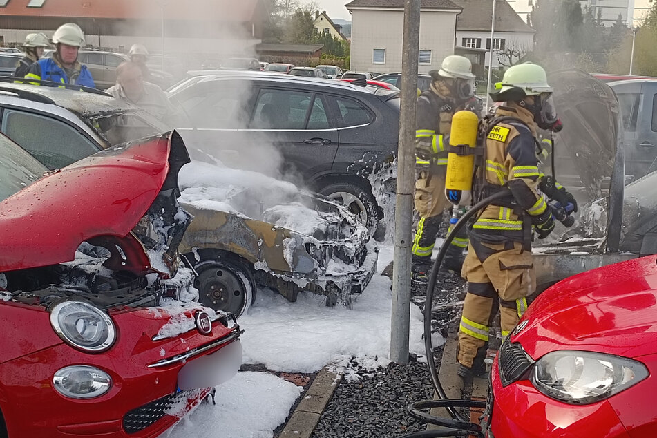 Mehrere brennende Autos auf Krankenhaus-Parkplatz