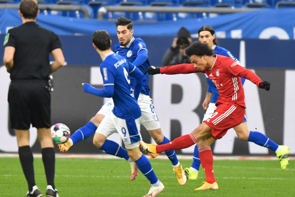 Leroy Sané zieht umzingelt von Schalker Spielern ab. Der Münchner Königstransfer durfte von Beginn an ran.