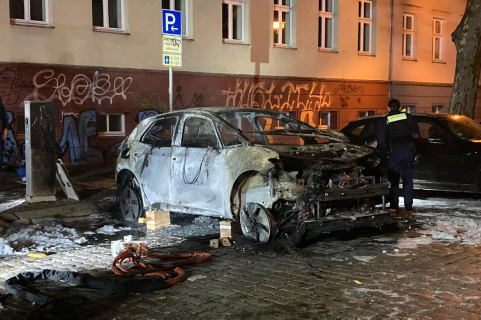 Das Auto in Berlin-Mitte brannte vollständig aus.
