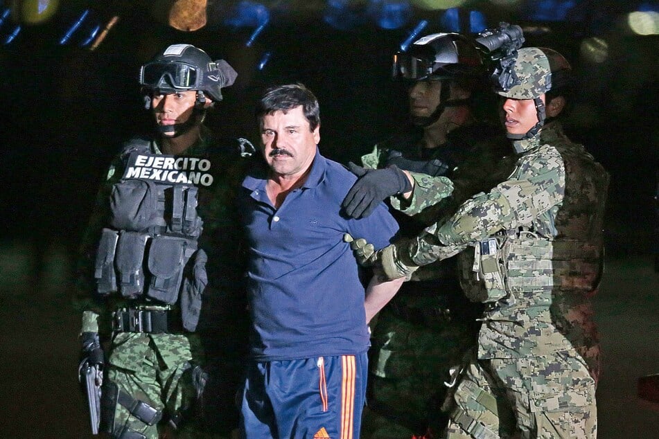 Drug lord Joaquin "El Chapo" Guzman is taken back to the maximum-security Altiplano prison by Mexican soldiers in a military helicopter in January 2016 (archive image).