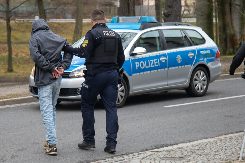 Bei dem Flüchtigen handelte es sich um einen 23-jährigen Polen. Die Polizei nahm ihn in Bischofswerda in Gewahrsam.