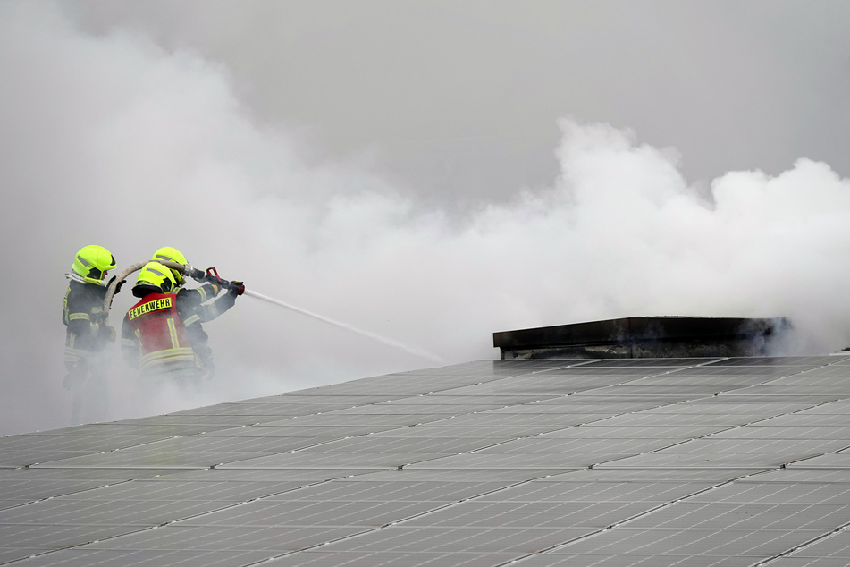 Chemnitz: Feuerwehreinsatz in Chemnitz: Brand in Solaranlage