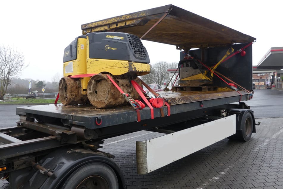 Völlig verdreckt und nur unzureichend gesichert wurden diese zwei großen Baumaschinen transportiert.