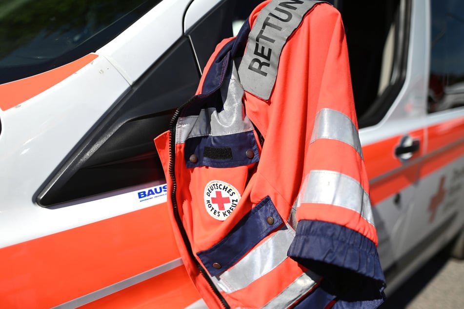 Der Rettungsdienst brachte die 19-Jährige zur Behandlung in eine Klinik. (Symbolbild)
