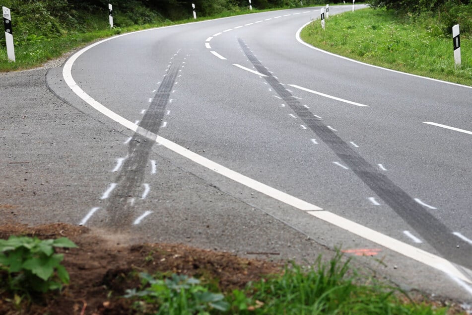 Die Markierungen zeigen die Bremsspuren des Autos, bevor es in den Wald geschleudert wurde.