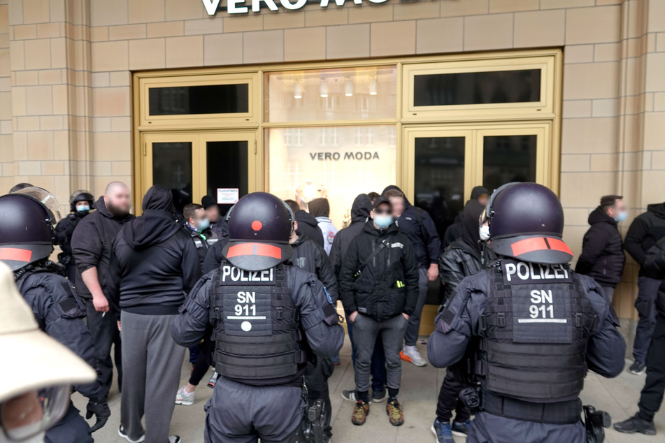 Nach einer verbotenen Anti-Corona-Demo kam es am Samstag in der Chemnitzer Innenstadt zu Auseinandersetzungen zwischen Demonstranten und Polizisten. Dabei sollen mutmaßliche Rechtsextremisten eine Flasche gegen Beamte geworfen haben.