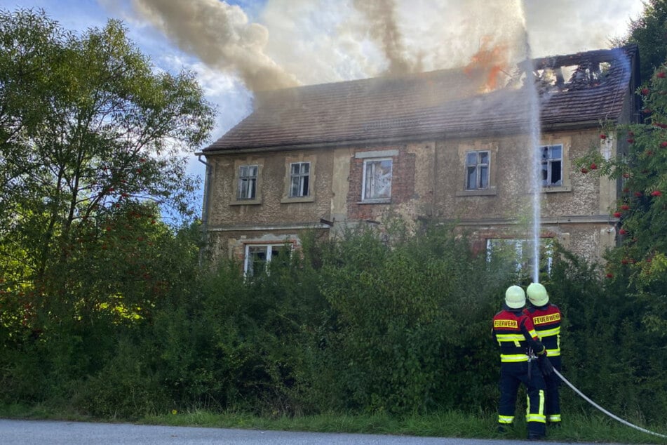 Feuerwehreinsatz in Löbau: Leeres Mehrfamilienhaus steht in Flammen