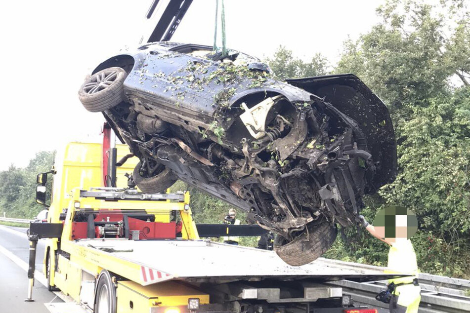 Der Audi nutzte eine Autobahn-Leitplanke als Schanze und überschlug.
