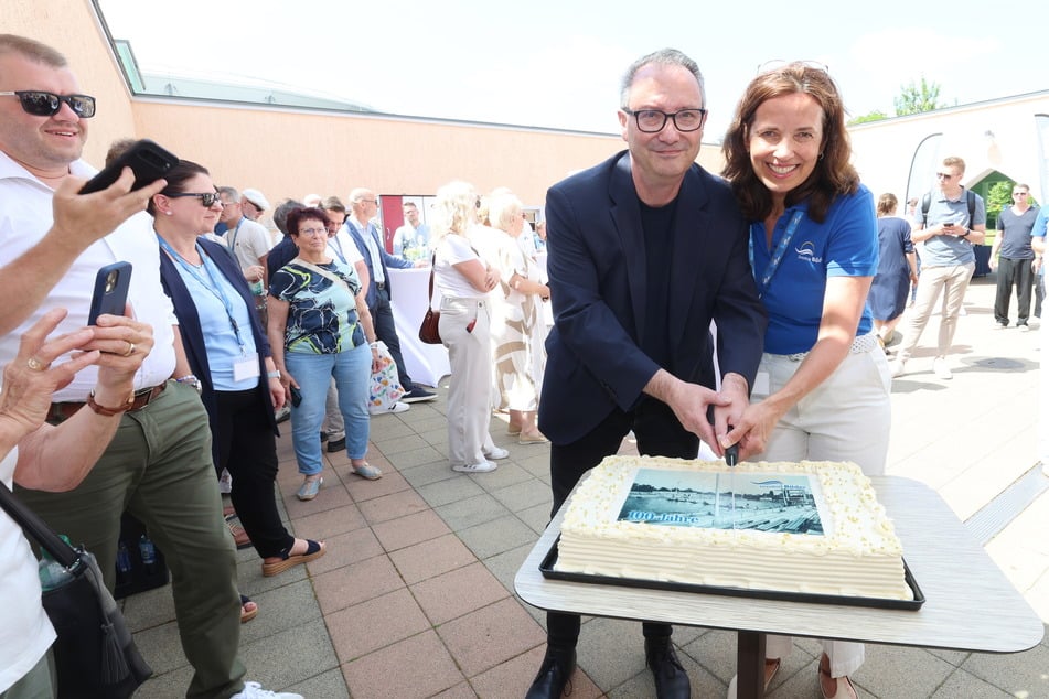 Jan Donhauser und Annette Scheibe-Zokov schnitten die Geburtstagstorte an.
