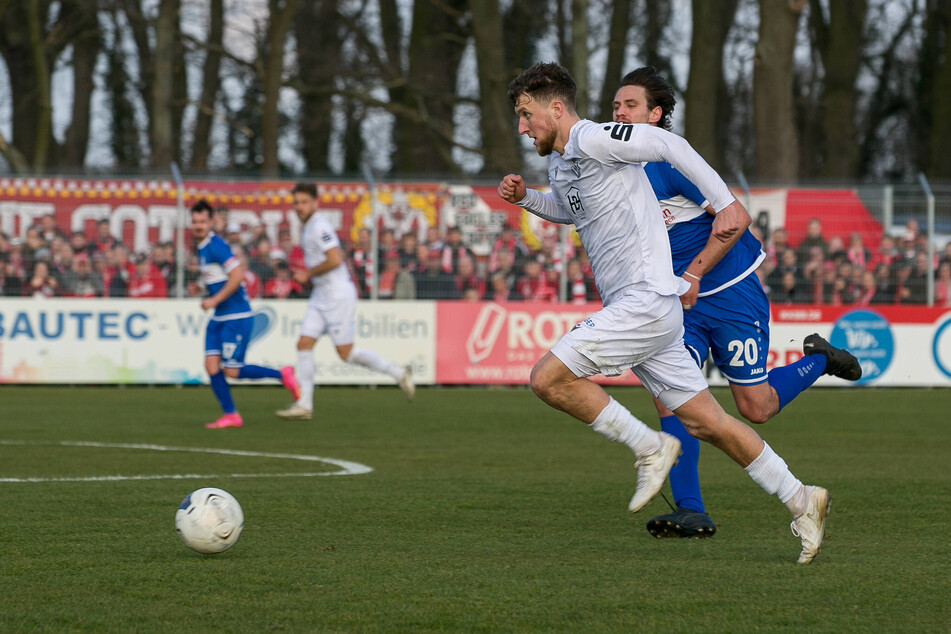 Die Schuhe und der Glaube an die Pokal-Sensation beflügelten Daniel Stanese (30, r.) und den VfB Krieschow.