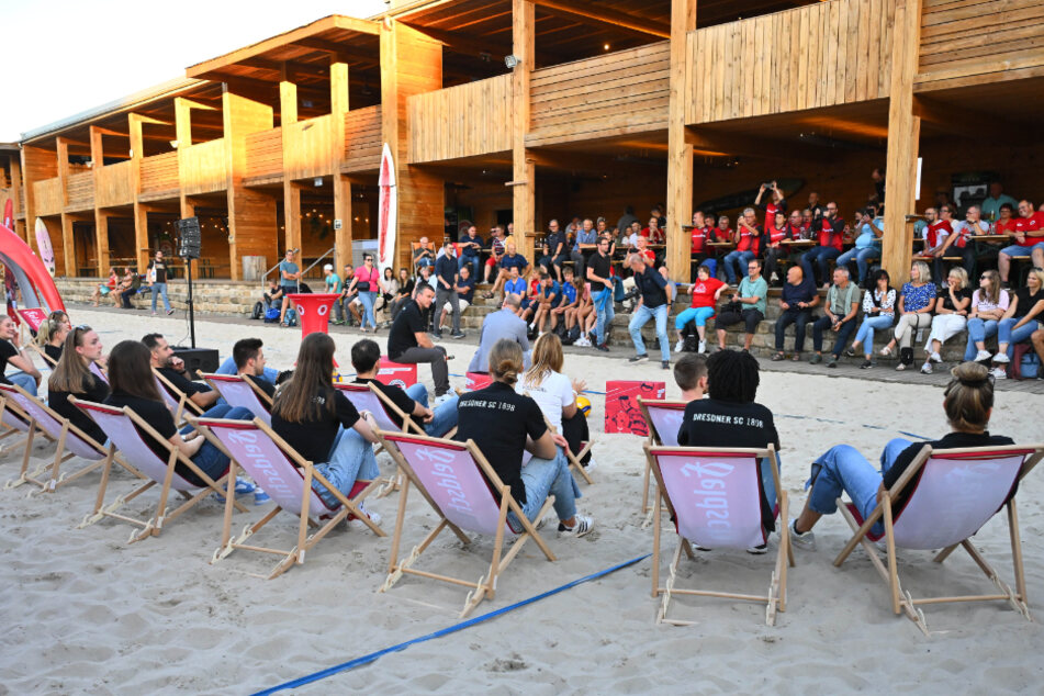 Etwa 100 Fans kamen zur Saisoneröffnung der DSC-Volleyballerinnen.