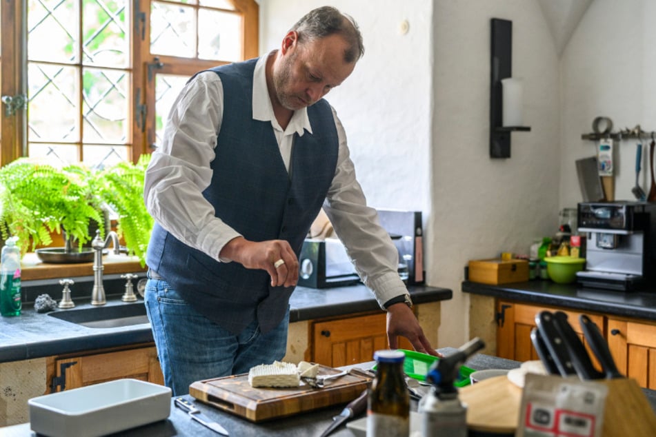 Aus der gewonnenen Ziegenmilch stellt die Familie Frischkäse her. Der ist sehr aromatisch und bekömmlich, schwärmt Gunnar Förster.