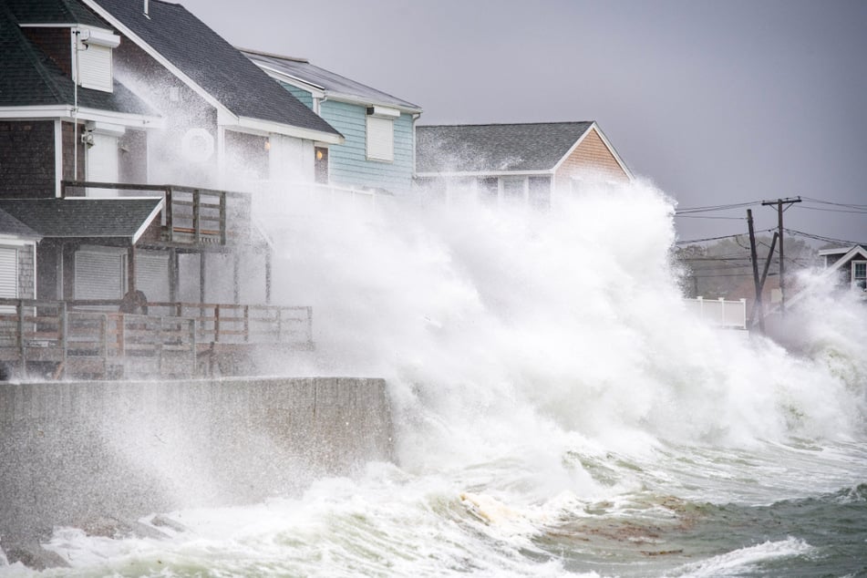 In Scituate (Massachusetts) schlugen hohe Wellen bei Flut gegen die Küste.