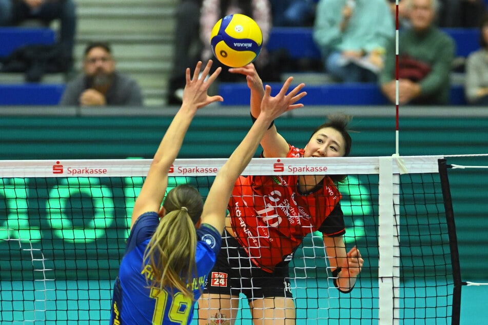 Miku Akimoto (19, r.) und ihre Mitspielerinnen müssen am Samstag bei Aufsteiger Hamburg ran.