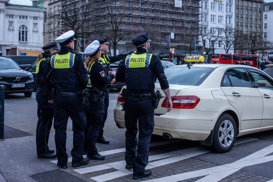 42 Polizistinnen und Polizisten kontrollierten am Freitag insgesamt 126 Taxis in ganz Hamburg.
