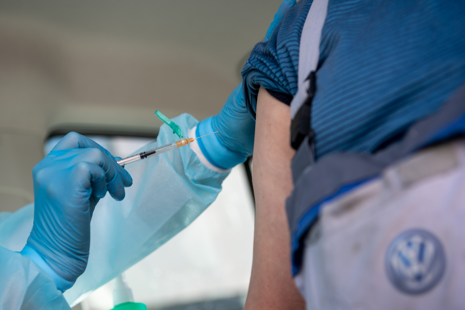 Ein Mitarbeiter im VW Werk Zwickau wird von einer Werksärztin gegen das Coronavirus geimpft. MP Kretschmer möchte Betriebs- sowie niedergelassenen Ärzten mehr Verantwortung bei den Impfungen übergeben.