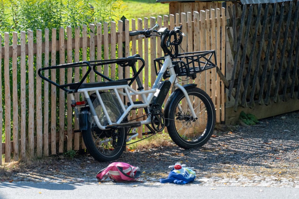 Das E-Bike und der Opel wurden leicht beschädigt. Eine Frau und drei Kinder wurden leicht verletzt.