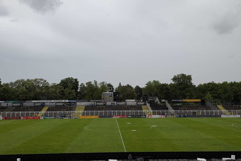 Dicke Regenwolken über dem Bruno-Plache-Stadion vor dem Anpfiff.