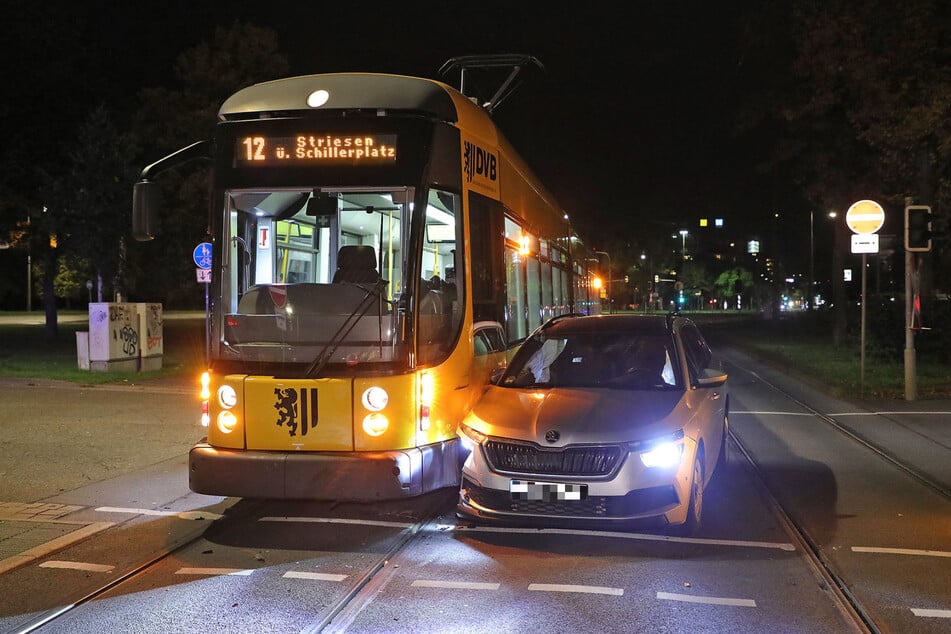 Crash am Rathaus: In der Nacht von Samstag auf Sonntag ist eine Autofahrerin wegen Unachtsamkeit von einer Straßenbahn erfasst worden.