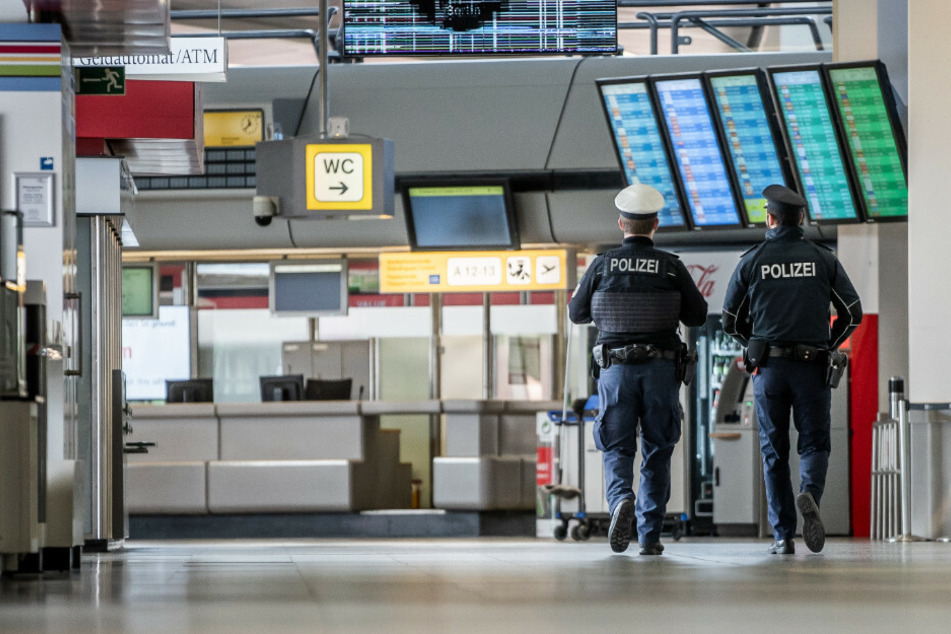 Lediglich Polizisten patrouillieren am Flughafen in Tegel durch das Terminal A.