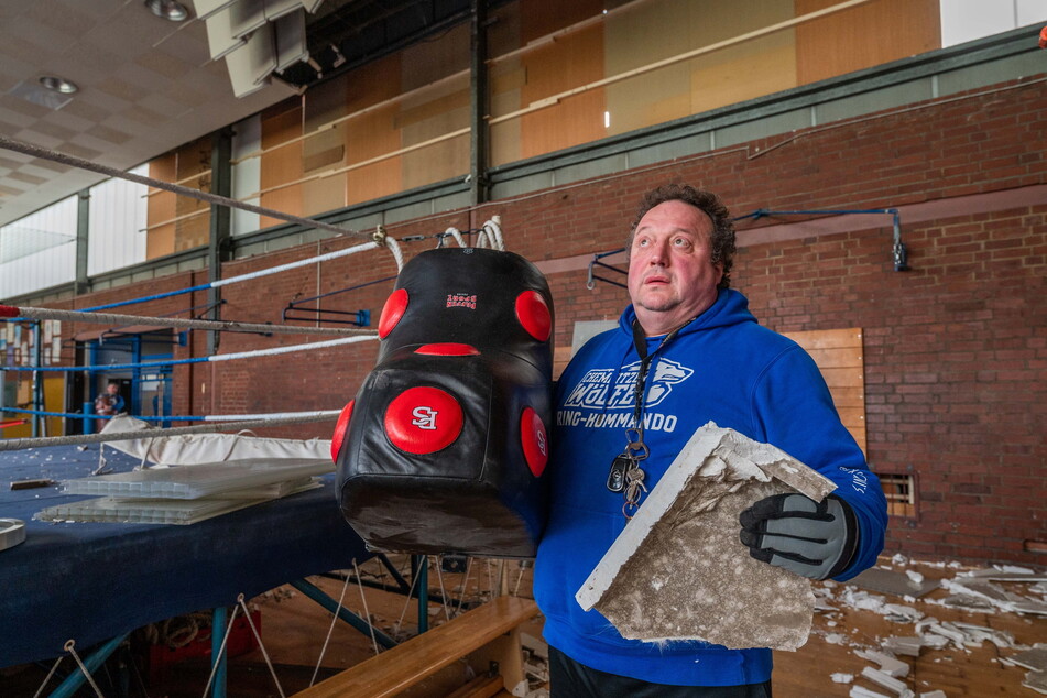 Olaf Leib (58) vom Boxverein begutachtete im Februar 2022 die Sturmschäden in der zerstörten Halle.