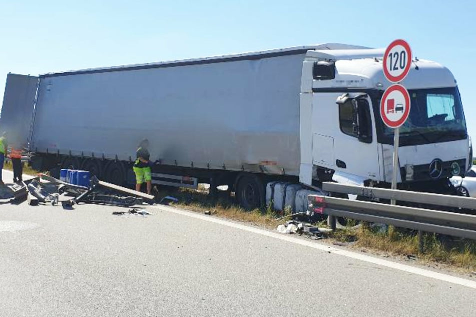 Unfall A3: Heftiger Unfall auf A3! Lastwagen steckt nach Crash in Leitplanke fest