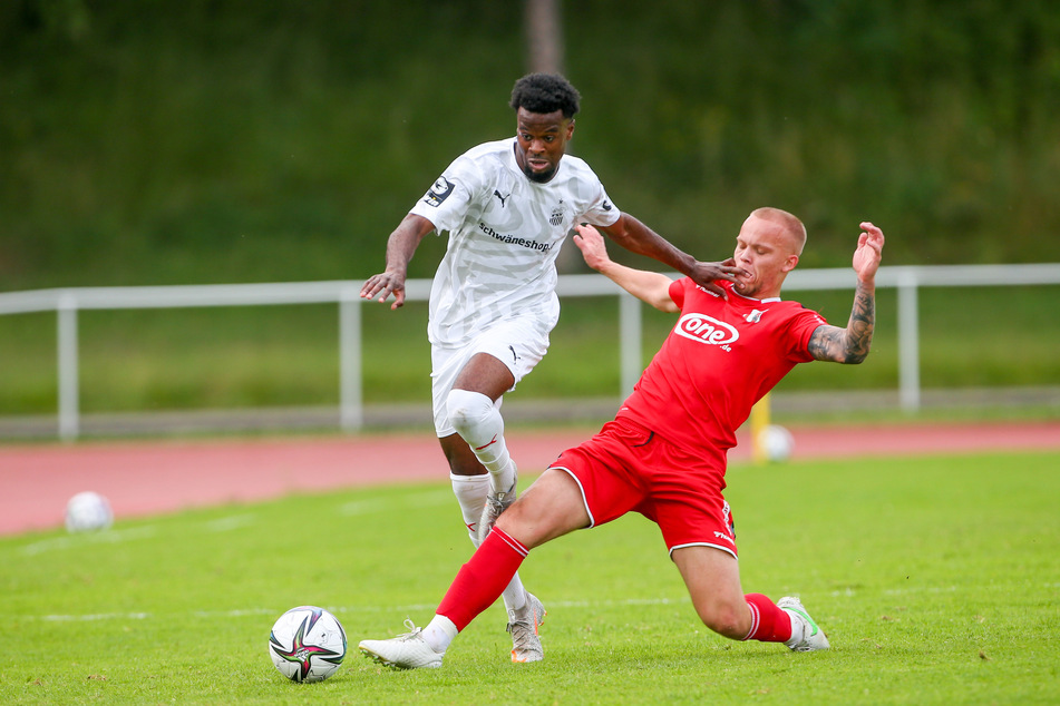 FSV-Testspieler Kalvin Lumbombo-Kalala (l.) und Meuselwitz-Spieler Laurens Zintsch im Zweikampf.