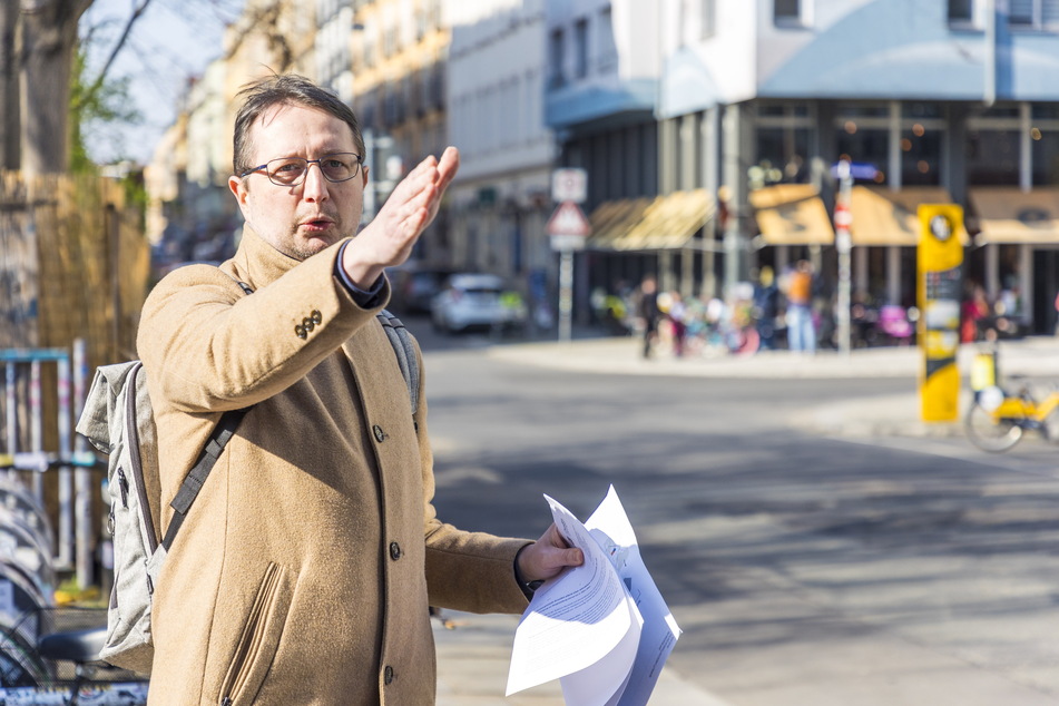 Stadtplaner Andrè Zschoge (42) erklärt an der Ecke Louisenstraße und Alaunstraße die Vielfältigkeit der Partymeile.