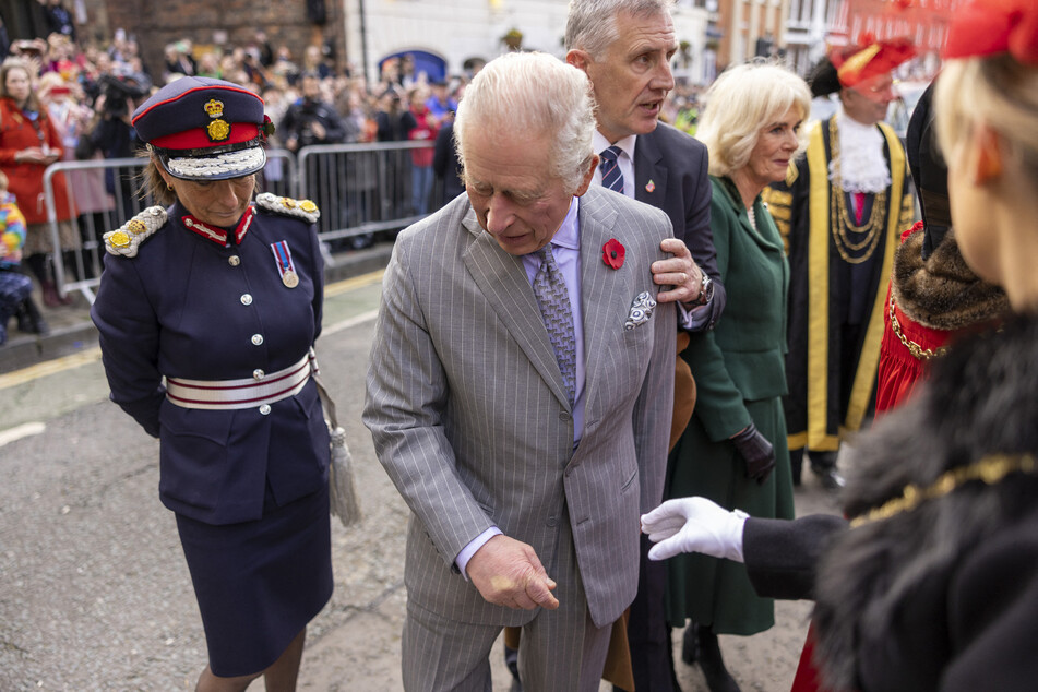 Bei einer seiner ersten öffentlichen Touren wurde König Charles am 9. November 2022 in Yorkshire mit Eiern beworfen.