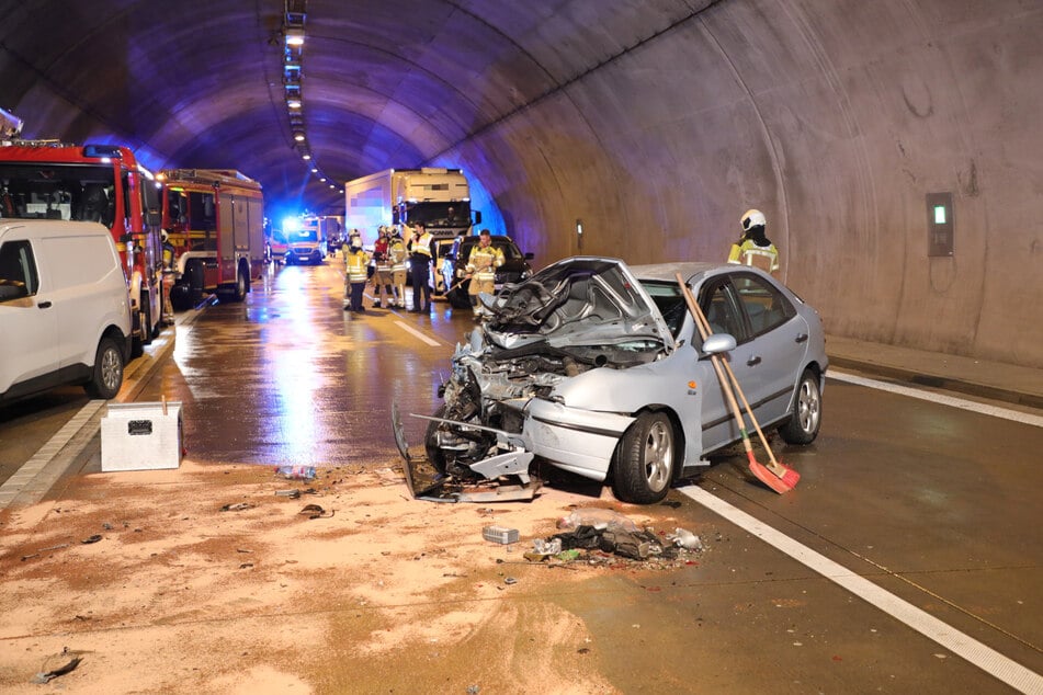 Der Coschützer Tunnel war wegen einer Kollision am Mittwochabend zeitweise dicht. Stark zerstört stand ein Fiat auf der Fahrbahn.