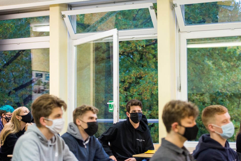 An Schulen in Nordrhein-Westfalen fällt wieder weniger Unterricht aus. (Symbolbild)