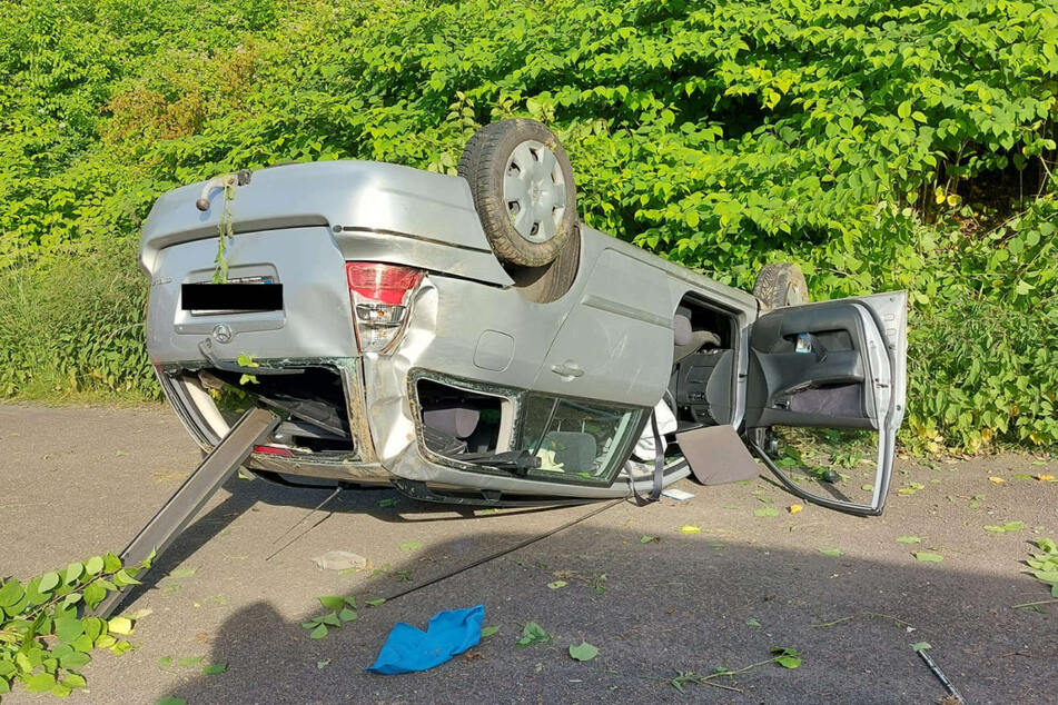 Ein an dem Unfall beteiligtes SUV war nach dem Zusammenstoß auf der A44 auf dem Dach gelandet.