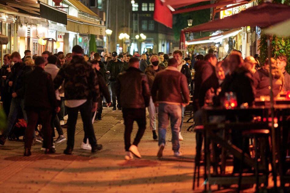 Warum die Männer am frühen Ostermontag in der Düsseldorfer Altstadt in Streit gerieten, ist noch unklar. (Archivbild)