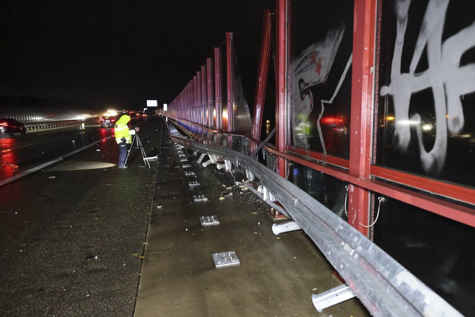 Auch die Leitplanke einer Brücke wurde massiv beschädigt.