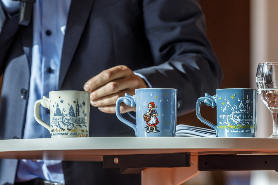 Für die Sammler gibt es die diesjährige Striezelmarkt-Tasse wieder in drei Versionen.