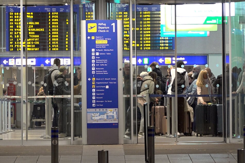 Menschen drängen sich am Samstagabend im Abflugbereich am Münchner Flughafen.