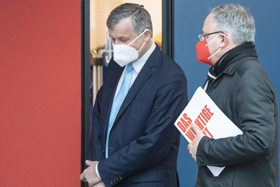 Hans-Ulrich Rülke (59, l.), Fraktionsvorsitzender der FDP und Andreas Stoch (51), Fraktionsvorsitzender der SPD, stehen in einer Pause der Sondierungsgespräche nach der Landtagswahl in Baden-Württemberg im Foyer des Haus der Architekten.