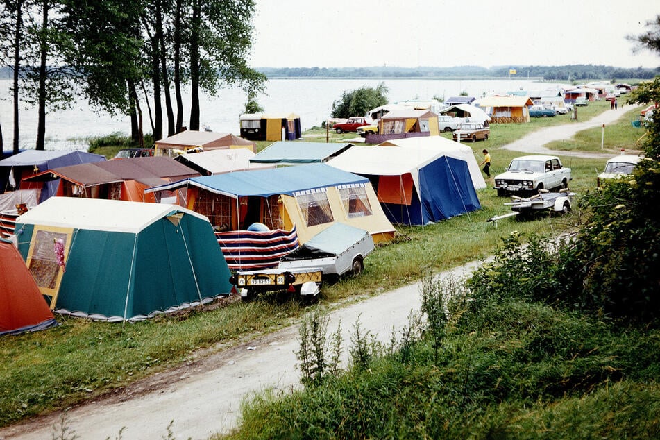 Ein Bild vom Sommer 1984 am Plauer See. Dicht drängten sich dort die Zelte. Camping erlebt heute eine Renaissance.
