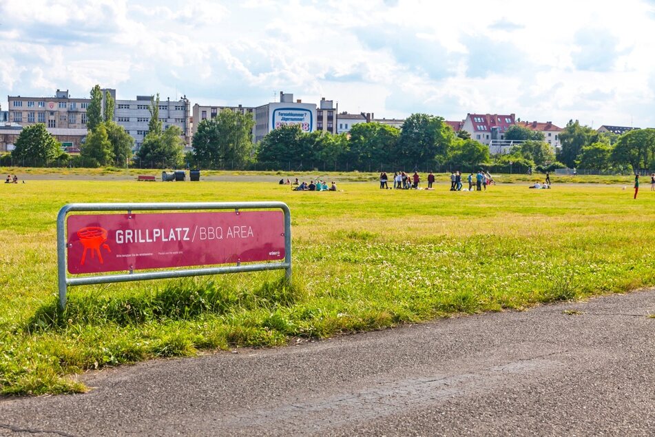 Auf dem Tempelhofer Feld in Berlin gibt es speziell ausgewiesene Flächen zum Grillen.