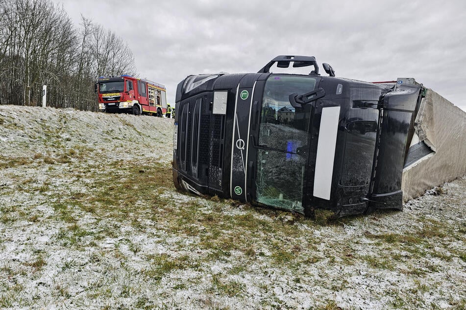 Ein Laster kam am heutigen Mittwochmorgen von der S298 in Limbach (Vogtland) ab und kippte um.