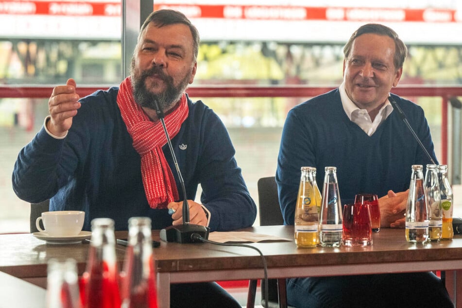 Pressechef Christian Arbeit (52, l.) und Union-Manager Horst Heldt (56) haben in einer Pressekonferenz klar Stellung zur Hetze gegen die neue Cheftrainerin bezogen.