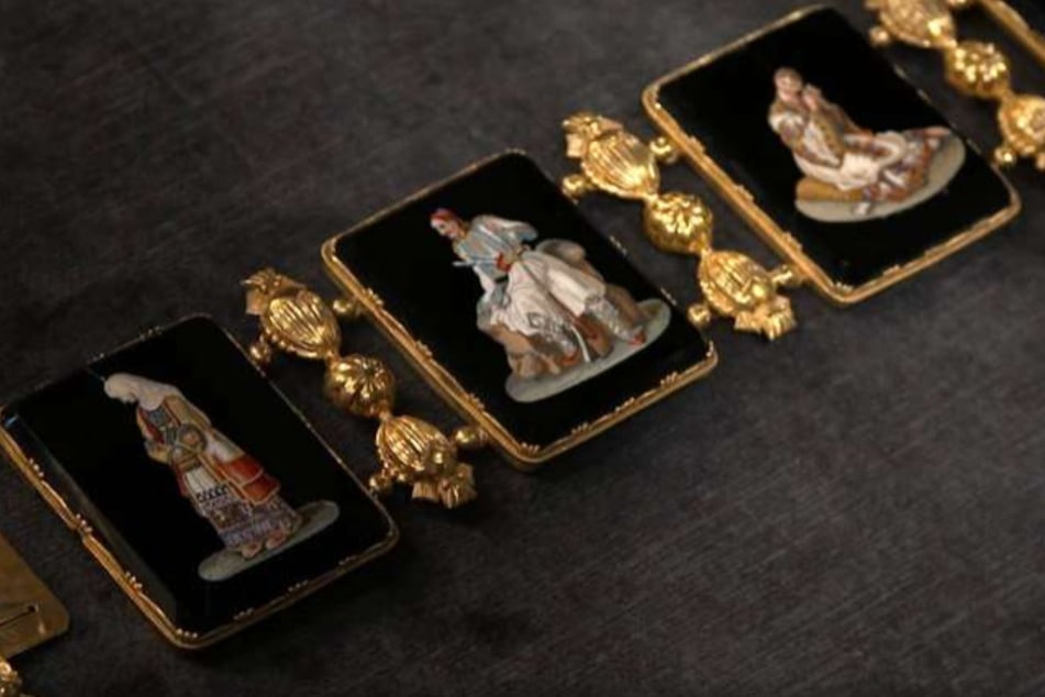Insgesamt fünf filigrane Mikromosaike aus Glas sind in das Armband aus 585er-Gold eingearbeitet.