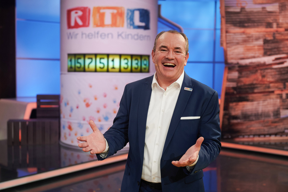 Der Moderator Wolfram Kons freut sich beim beim 25. RTL Spendenmarathon über die Rekordspendensumme von über 15,7 Millionen Euro.